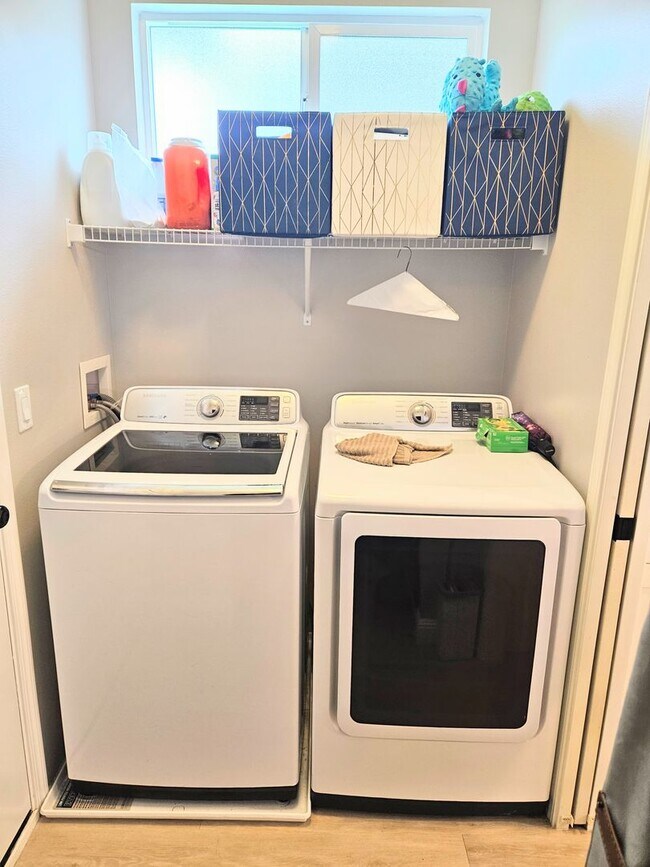 Building Photo - Coral Ridge 4 bedroom, 3 full bathroom, 2 ...