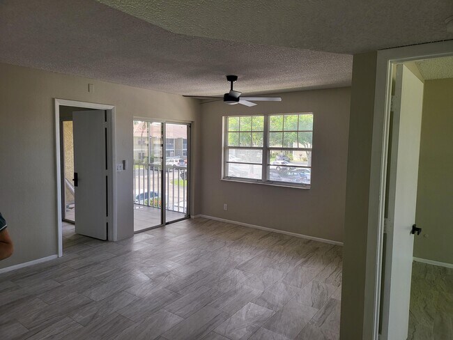 Building Photo - 1562 SE Royal Green Cir