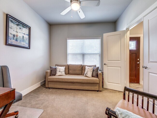 Building Photo - Rooftop Evenings, 3 bedroom 3 bath Condo. ...