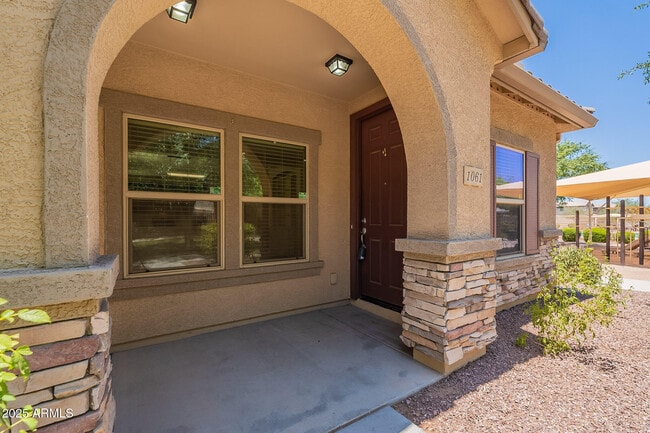 Foto del edificio - 1061 S Hawk Ln