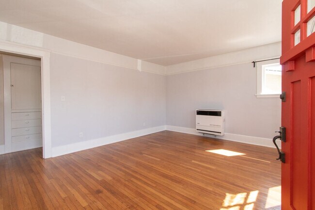 Foto del edificio - Charming North Park 2 Bedroom with Washer/Dryer, Backyard & Parking!