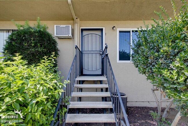 Foto del edificio - Lovely 2Bdm 2.5Ba Home with Private Balcony in El Cajon!