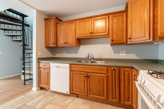 Foto del edificio - Spiral Staircase Loft Style One Bedroom in Brooklyn Park for $1,275.00/month!