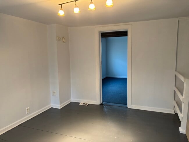 Building Photo - 423 Moyer St