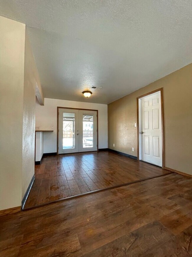 Building Photo - Updated home