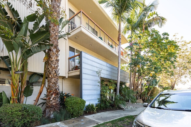 Exterior - 330 S Barrington Ave