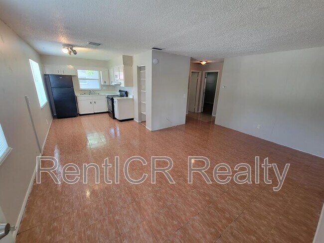 Foto del edificio - 3135 Pine Tree Ave