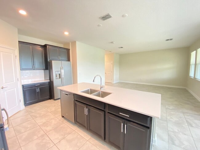 Building Photo - KISSIMMEE - WATERFRONT VIEW WITH NO BACKYA...