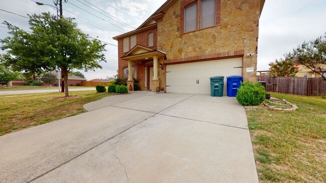 Building Photo - HUGE HOUSE ON A CORNER LOT IN COPPERAS COVE!