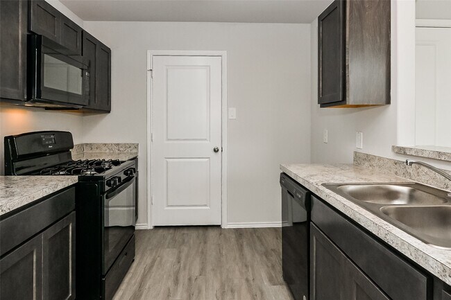 Foto del edificio - 4911 Sweet Chestnut Ln