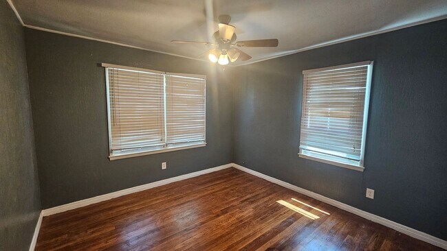Foto del edificio - Space, Style, and Sunshine in Southlawn - 3 bed 1.5 bath home for rent