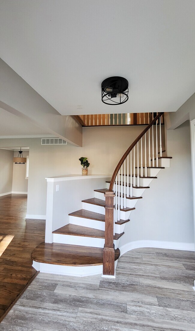 Building Photo - 7363 Hillsboro Dr
