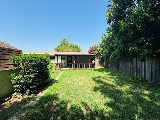 Building Photo - 816 Lakeside Dr