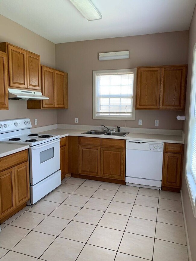 Foto del edificio - Charming 3BR/2.5BA Two-Story Home with Fenced Backyard