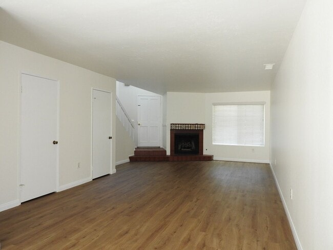 Building Photo - Lovely 2 bedroom townhouse