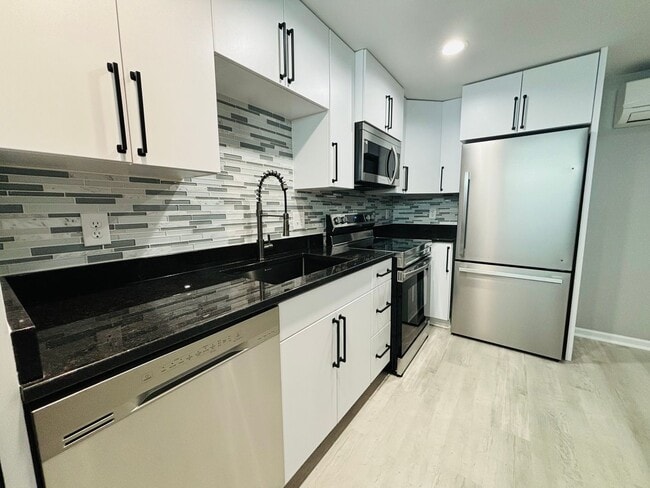 Building Photo - 2 Bedroom 1 Bath Apartment *Newly Renovate...