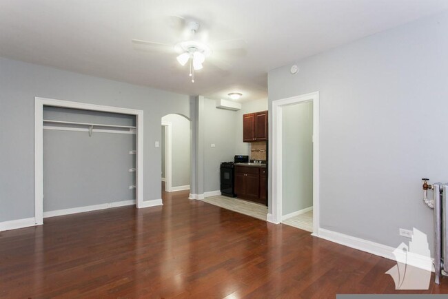 Building Photo - 6930 N Greenview-601