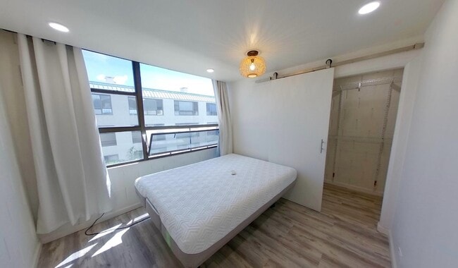 Photo - 2 Bed/1 Bath/1 Parking - Washer & Dryer in Unit -Close to Downtown Hon. - Near Busline Apartment