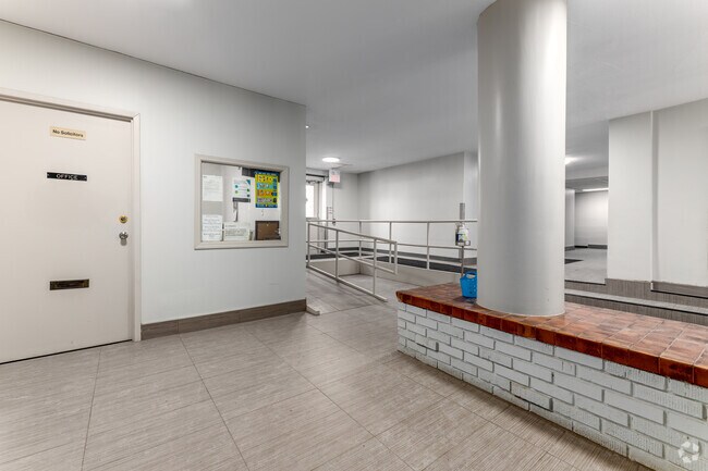 Hall d'entrée - 230 Nipigon St