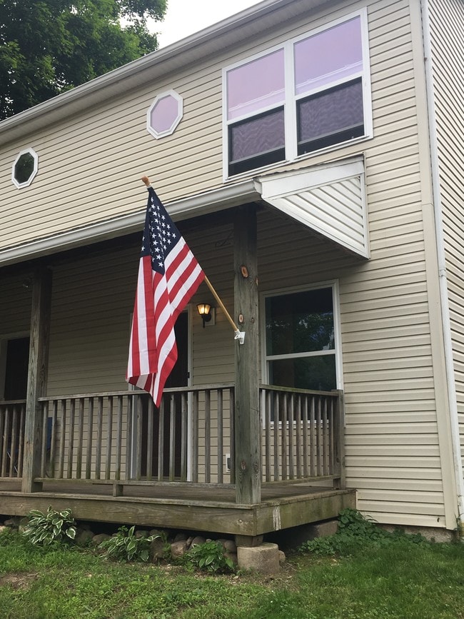 Porch/entrance - 938 Woodville Rd