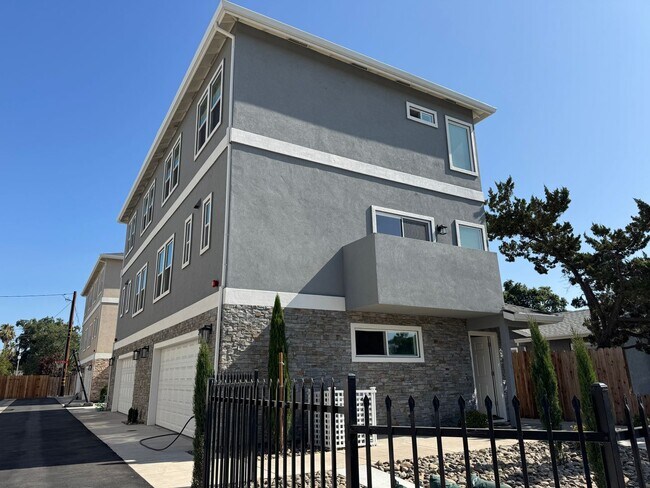 Foto del edificio - New Construction, All Solar, Three Bed, Th...