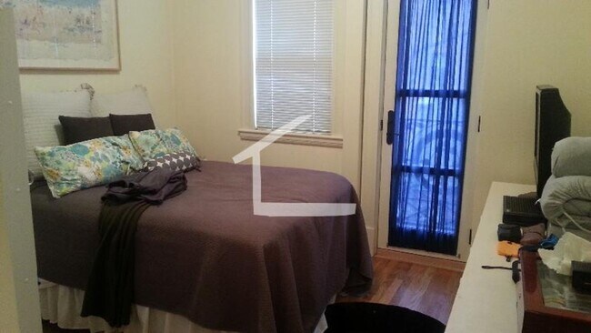 Building Photo - Avl NOW - Charming, renovated Back Bay 1BR