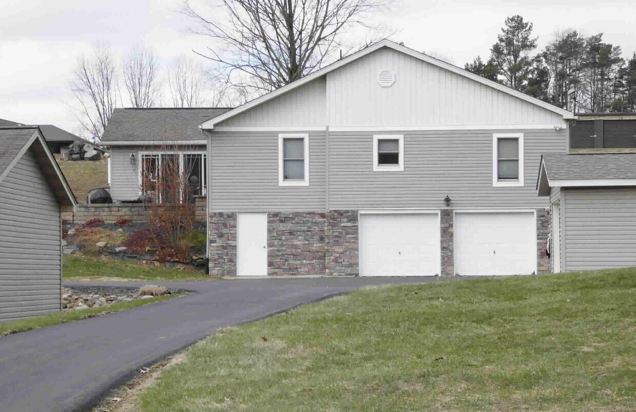 1009 Johnsonville Rd, Chester, WV 26034 House Rental in Chester, WV