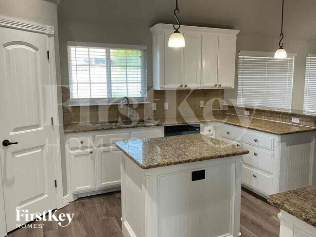 Foto del edificio - 3320 Valley Meadow