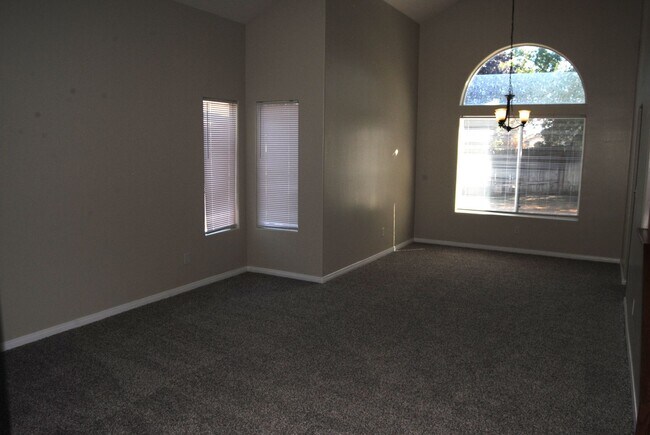 Building Photo - 10101 St Albans Ave