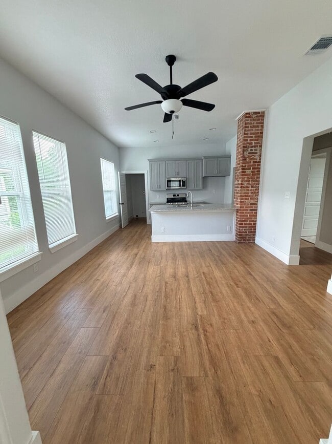 Beautiful Renovated Home Available for Lease! - Beautiful Renovated Home Available for Lease!