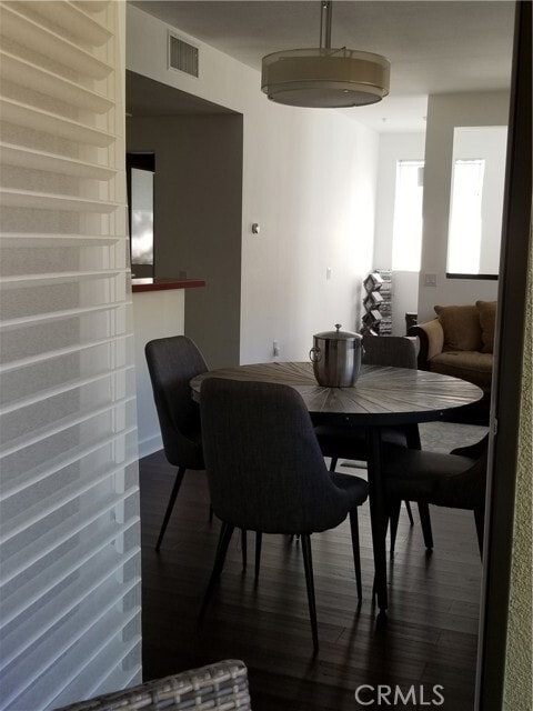 Building Photo - 850 E Palm Canyon Dr