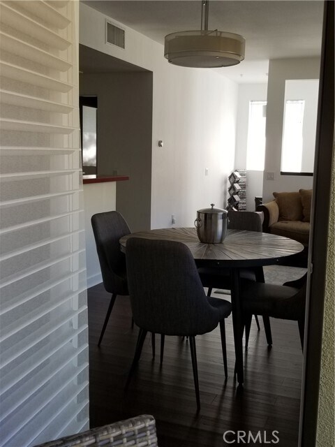 Foto del edificio - 850 E Palm Canyon Dr