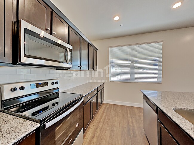Building Photo - 5914 W Columbine Dr