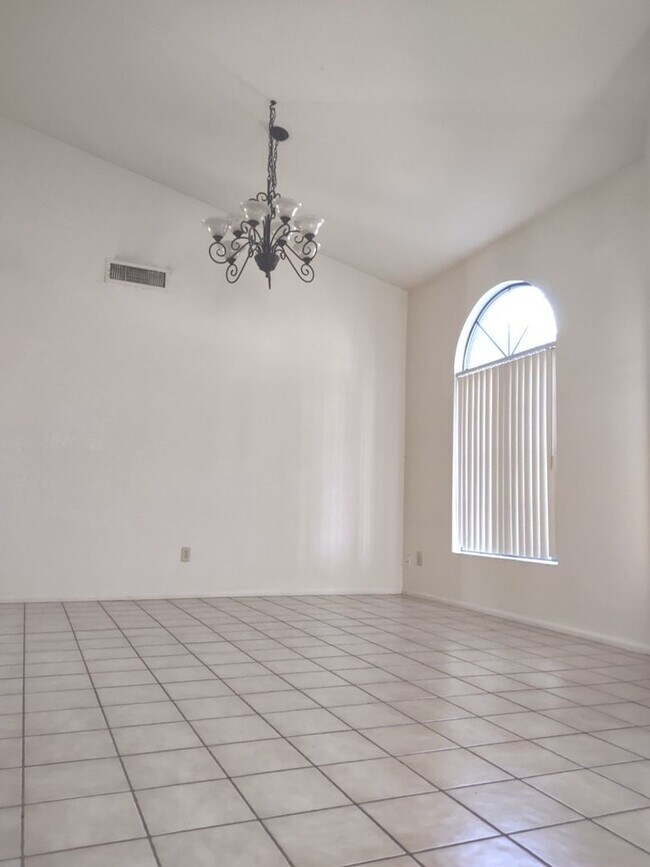 Building Photo - BEAUTIFUL 4 BED 2 BATH HOME ON ALMOST 1/4 ...