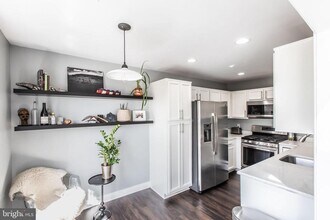 Building Photo - 8201 Crossbrook Ct