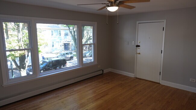 Livingroom - 801 E 89th Plz