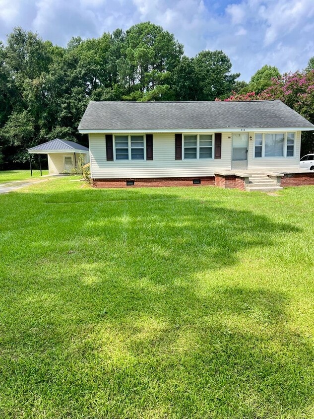 Primary Photo - ADORABLE Renovated 3 BR | 1 BA Home in Gol...