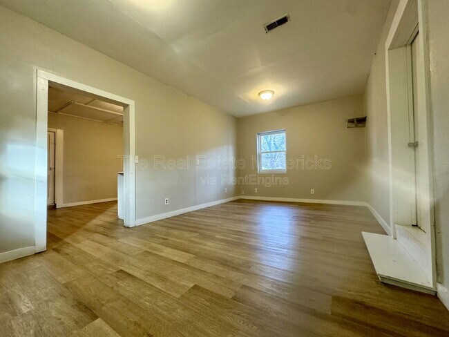 Building Photo - 208 Wilson St