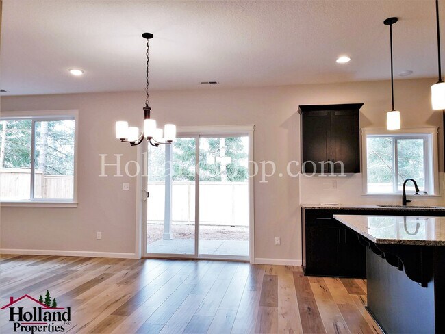 Foto del edificio - Spacious & Stylish 4-Bedroom Home with Mod...