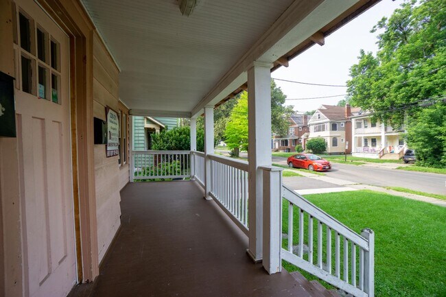 Foto del edificio - 229 Fellows Ave