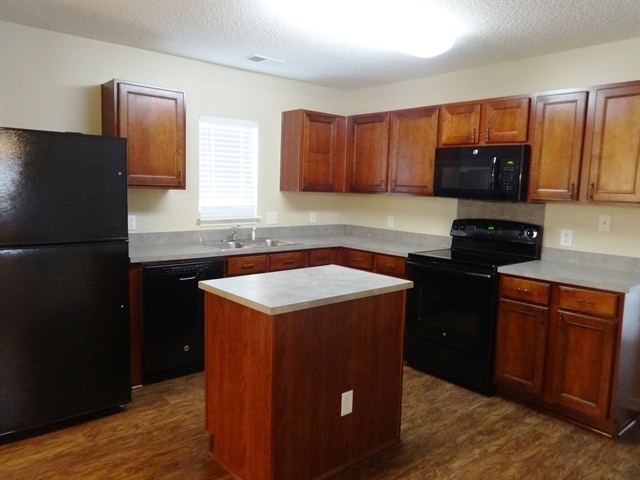 Building Photo - 418 Dovetail Cir