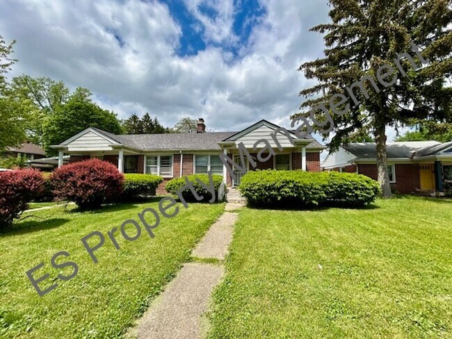 Foto del edificio - Brick 2 Bedroom, 1 full bath 1/2 duplex on...