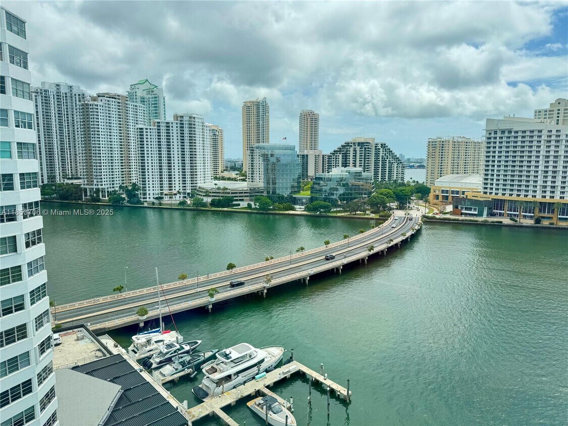 Foto principal - 905 Brickell Bay Dr