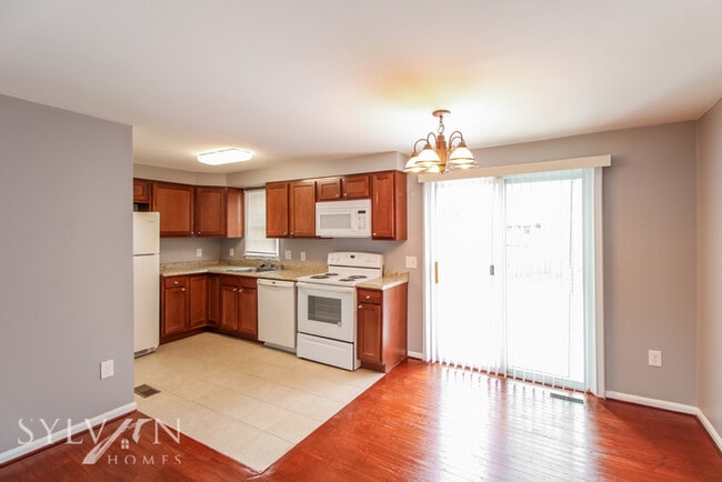 Building Photo - Come view this charming 3BR 2BA townhome