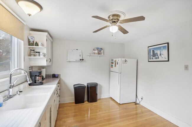 Foto del edificio - 2451 S 68th St