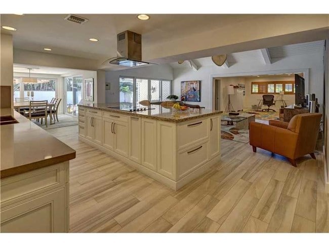 Building Photo - 630 Middle River Dr