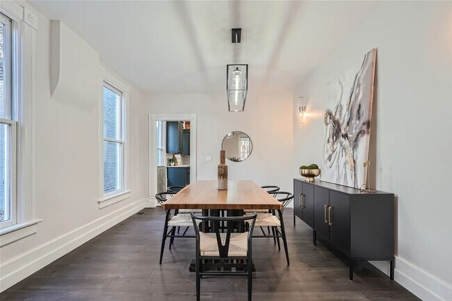 Building Photo - Luxurious 4-bedroom 3-bathroom Home Locate...