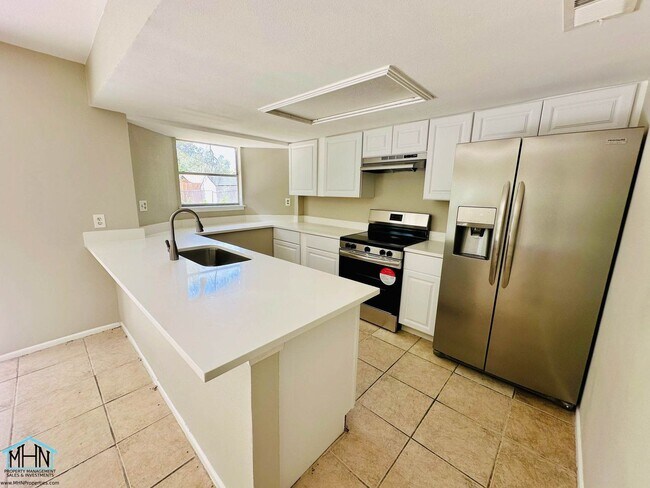 Foto del edificio - Prestigious Residential Offering: Expansiv...