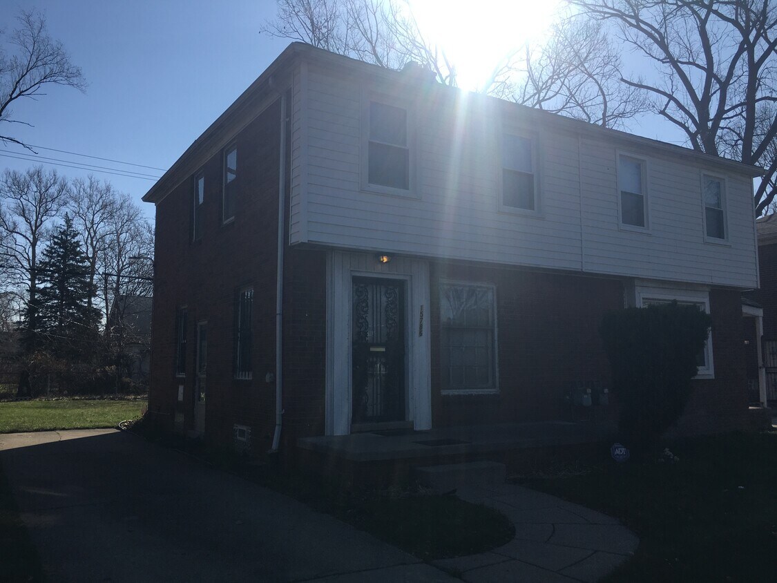 Foto principal - 15786 Meyers Rd