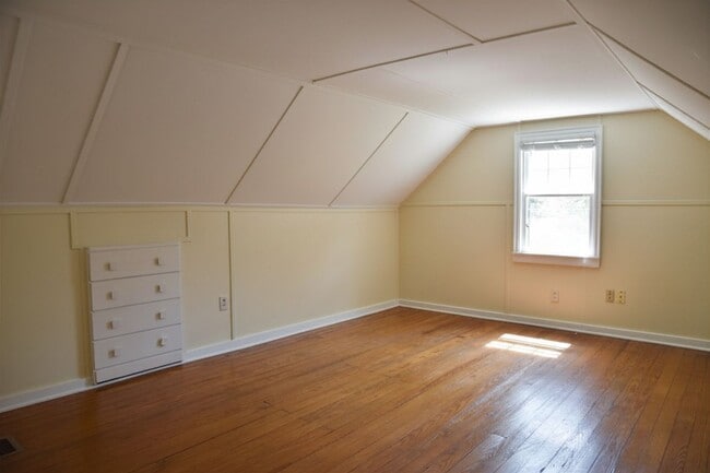 Building Photo - 3 Bedroom Home in Clintonville!